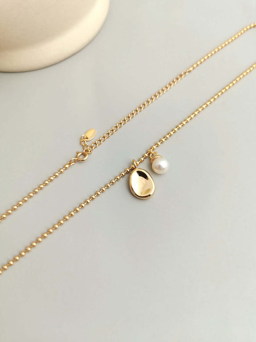 Classic pearl silver necklace" "Elegant silver necklace with pearls" "Chic pearl necklace in silver" "Timeless silver necklace with pearls" "Stylish silver necklace adorned with pearls" "Versatile pearl silver necklace" "Sophisticated silver necklace feat