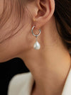 "Elegant Baroque Pearl Earrings" "Silver Drop Earrings with Baroque Pearls" "Chic Baroque Pearl Dangle Earrings" "Unique Silver Earrings with Baroque Pearls" "Statement Baroque Pearl Earrings" "Stylish Silver Earrings featuring Baroque Pearls" "Fashionabl