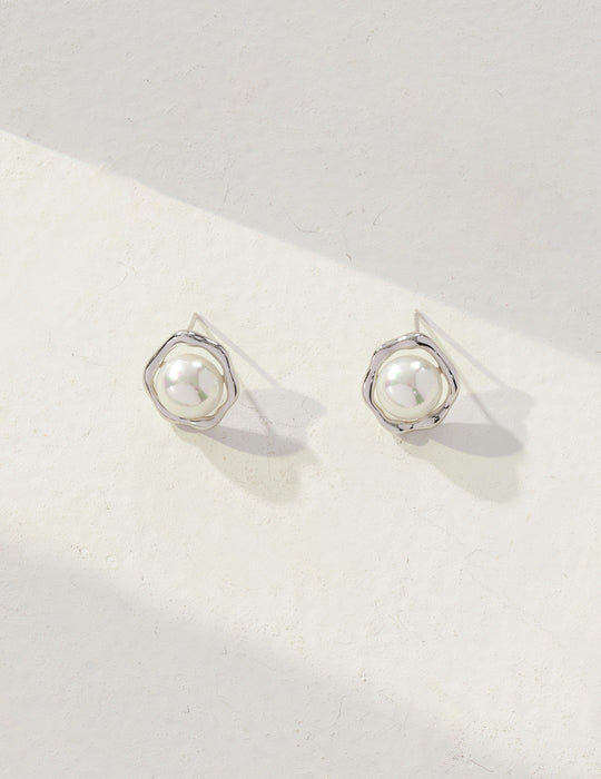 Artistically simple round pearl stud earrings